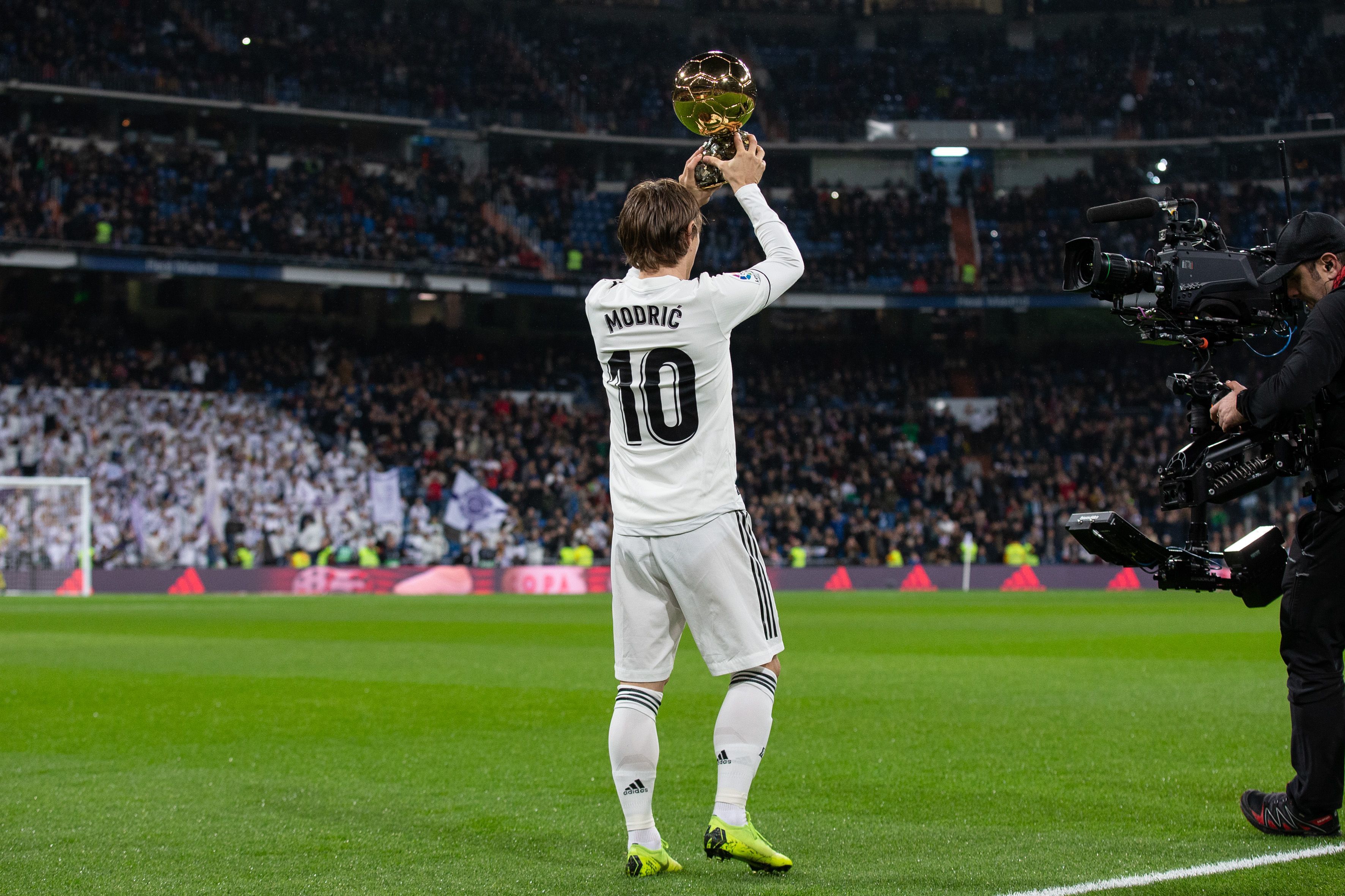 若塔曾为两队效力过，波尔图vs马竞赛前致敬若塔兄弟